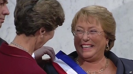 Bà Michelle Bachelet lần thứ hai nhậm chức Tổng thống Chile - 1 Bà Michelle Bachelet (phải) trong lễ nhậm chức.