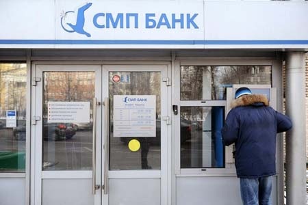 Putin lệnh lập hệ thống thanh toán riêng, đáp trả phương Tây - 2 Đã có 4 ngân hàng của Nga bị Mỹ cấm vận