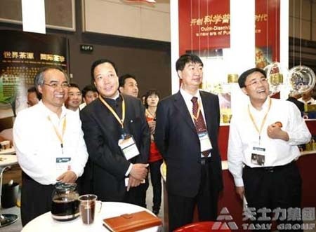 Trung Quốc điều tra phó chủ tịch tỉnh Vân Nam - 1 Ông Shen Peiping (thứ hai từ phải sang) đã bị điều tra.