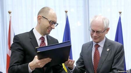EU tăng viện trợ cho Ukraine thêm 1,4 tỷ USD - 1 Thủ tướng tạm quyền Ukraine Yatsenyuk (trái) trong lễ ký thỏa thuận liên minh với EU