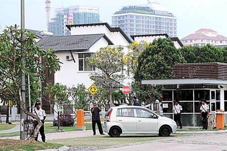 Khu nhà của cơ trưởng Zaharie Ahmad Shah được bảo vệ chặt chẽ