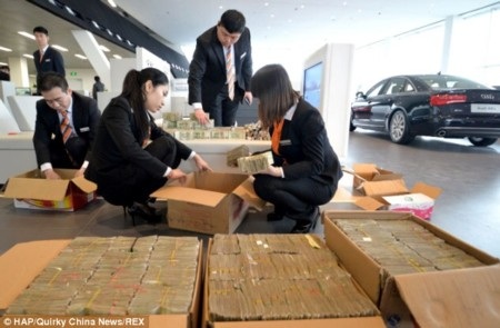 Nhiều nhân viên được huy động để đếm tiền