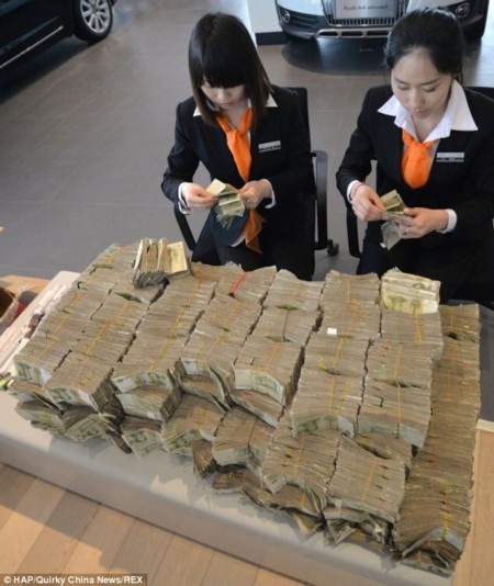 Tất cả đều là những tờ tiền 1 nhân dân tệ và tiền xu