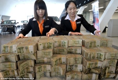 Các nhân viên mệt nhoài với núi tiền lẻ