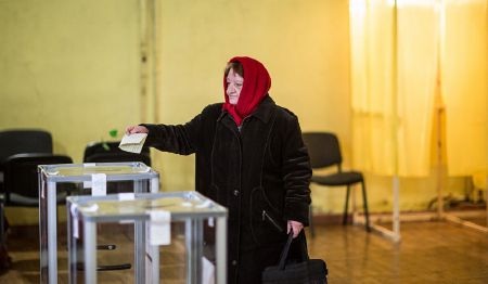 Người Crimea nô nức đi bỏ phiếu trong sự kiện lịch sử - 6 Theo hãng tin