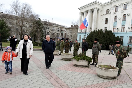 Toàn cảnh kinh tế Crimea trước giờ sáp nhập vào Nga - 2 Người dân Crimea đang mong chờ ngày gia nhập nước Nga