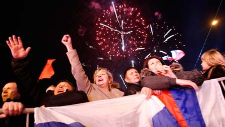 Mỹ và EU đồng loạt phong tỏa tài sản hàng loạt quan chức Nga - 2 Người Crimea ăn mừng kết quả trưng cầu dân ý với pháo hoa rực rỡ