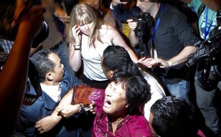 Một người phụ nữ đã khóc rất lớn khi nói với báo giới trước khi bị lôi đi