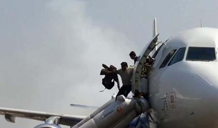 Máy bay Ấn Độ bắt lửa tại sân bay, 175 hành khách di tản khẩn - 1 Hành khách được di tản
bằng lối thoát hiểm khỏi máy bay