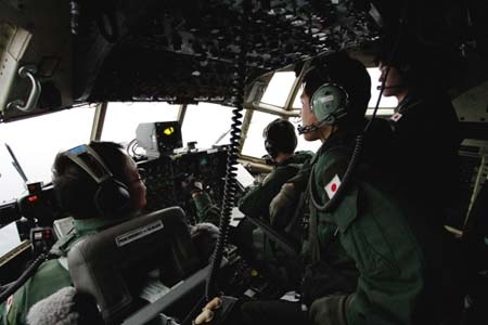 Gian khổ ít biết của những người "vạch" biển tìm MH370 - 1 Dù có nhiều thiết bị hiện đại, tìm kiếm bằng mắt vẫn là cách hữu ích nhất