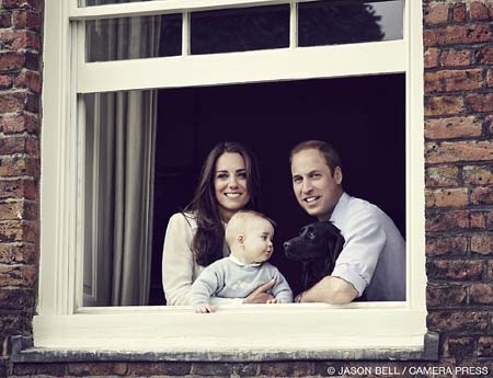 Gia đình công nương Anh Kate khoe ảnh con trai lớn phổng phao - 1 Bức ảnh chân dung gia đình mới nhất của William và Kate