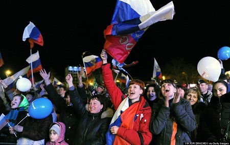 Phương Tây tức tối trước hiệp ước sáp nhập Crimea vào Nga - 3 Người Crimea vui mừng với kết quả trưng cầu dân ý ngày 16/3
