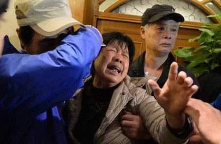 "MH370 rõ ràng đã rơi do hành động tự sát" - 2 Thân nhân các hành khách mất tích rất bàng hoàng và giận dữ