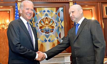 Phó tổng thống Mỹ Joe Biden (trái) bày tỏ sự ủng hộ giới chức Ukraine