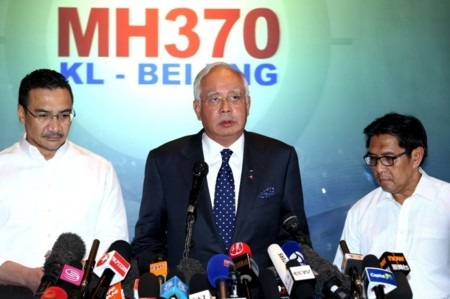 Tuần tới Malaysia sẽ công bố chi tiết tài liệu vụ MH370 - 1 Thủ tướng Malaysia
Najib Razak (giữa) trong một buổi họp báo về MH370