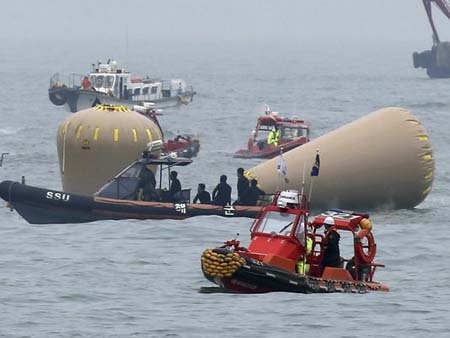 46 người đã tử vong, cần tới 2 tháng để trục vớt phà Sewol - 1 Chiếc phà đã chìm
hoàn toàn khỏi mặt nước
