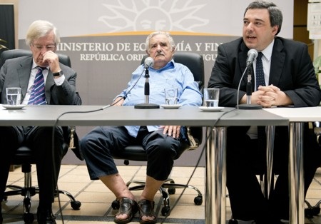 Tổng thống Uruguay Jose Mujica (giữa) nổi tiếng là lãnh đạo nghèo và tiết kiệm