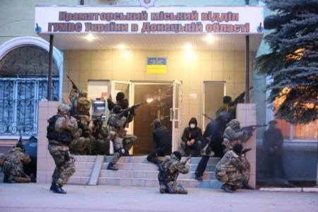 Người biểu tình ở miền đông Ukraine chiếm sân bay quân sự - 1 Tình hình tại miền Đông Ukraine vẫn rất phức tạp