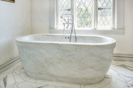 Chiêm ngưỡng cung điện gần 600 tỷ đồng của sếp ngân hàng Mỹ - 15 Bồn tắm bằng đá cẩm thạch đẹp khó cưỡng