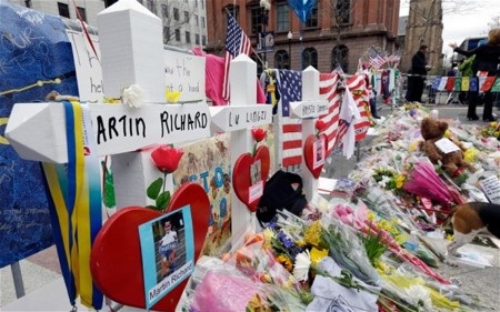 Phát hiện 2 ba lô khả nghi tại nơi xảy ra vụ đánh bom Boston - 3 Nhiều hoa được đặt tại vạch đích nơi vụ đánh bom xảy ra