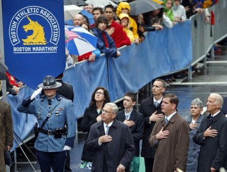 Phát hiện 2 ba lô khả nghi tại nơi xảy ra vụ đánh bom Boston - 2 Ông Biden (ngoài cùng bên phải) tham dự buổi lễ cùng các quan chức Boston và gia đình nạn nhân