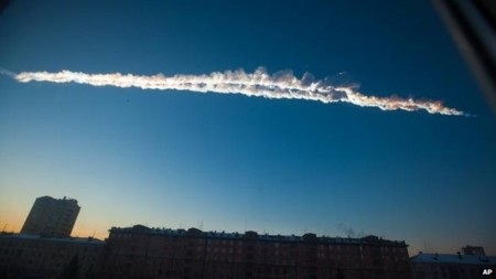 Hiểm họa thiên thạch khổng lồ lao vào Trái đất rất lớn - 1 Sao băng lao xuống thành phố Chelyabinsk, Nga năm 2013 được xem là nhỏ