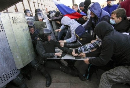 Người biểu tình độ độ với cảnh sát tại Kharkiv