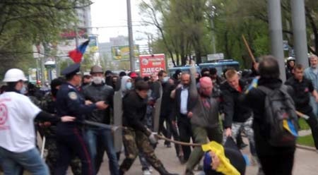 Đụng độ dữ dội tại miền Đông Ukraine, hàng chục người bị thương - 1 Đụng độ dữ dội tại Donetsk ngày 28/4