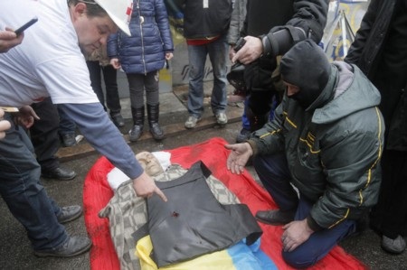 Ukraine cáo buộc ông Yanukovych ra lệnh bắn vào người biểu tình - 2 Một người biểu tình bị thiệt mạng vì trúng đạn