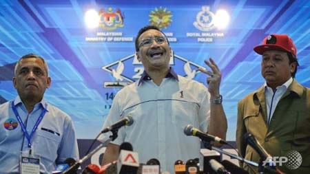 Malaysia bác bỏ tin phi công MH370 gọi điện trên máy bay - 1 Quyền Bộ trưởng giao thông Malaysia Hishammuddin Hussein (giữa)