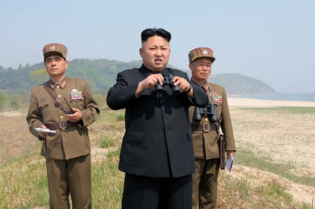 Lãnh đạo Triều Tiên thị sát một loạt cuộc tập trận quân sự - 1 Ông Kim Jong-un (giữa) thị sát một cuộc tập trận