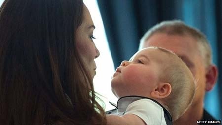Hoàng tử nhỏ nước Anh "quậy" tưng bừng tại New Zealand - 3 George giành đồ chơi của một bé khác