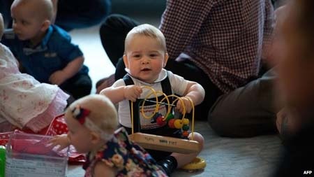 Hoàng tử nhỏ nước Anh "quậy" tưng bừng tại New Zealand - 8 Cậu nhóc tỏ ra thích thú với nhiều đồ chơi