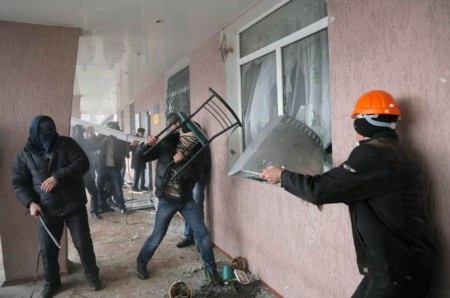 Người biểu tình ở miền đông Ukraine chiếm sân bay quân sự - 2 Người biểu tình đập phá cửa sổ đồn cảnh sát