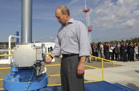 64 tỷ USD chảy khỏi Nga sau 3 tháng căng thẳng với Ukraine - 1 Tổng thống Nga Putin ngày 10/4 đã đe “khóa van” khí đốt cấp cho châu Âu