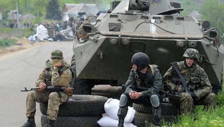 Người biểu tình tại Đông Ukraine quyết trưng cầu dân ý giành độc lập - 2 Binh sỹ Ukraine đang bao vây Slavyansk
