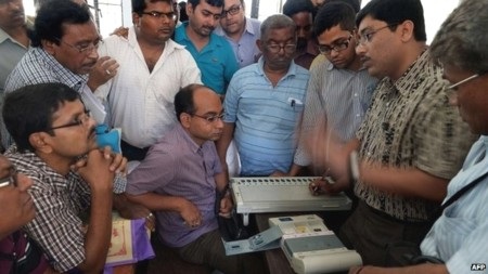 Máy bỏ phiếu điện tử sẽ có thêm chức năng không bỏ phiếu cho ứng viên nà