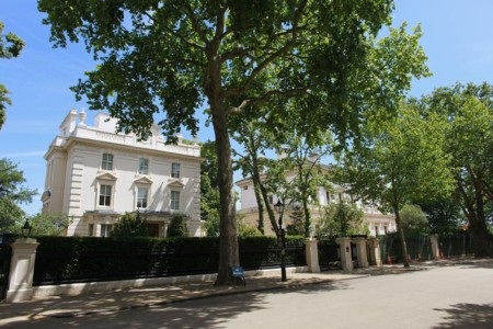 Chủ sở hữu: Roman Abramovich, (Giá trị tài sản ròng 9,4 tỷ USD)