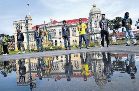 Người biểu tình chống chính phủ chiếm khu văn phòng chính phủ Thái Lan