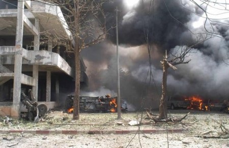 Đánh bom kép rung chuyển thành phố lớn nhất miền nam Thái Lan - 1 Khói bốc lên ngùn ngụt tại hiện trường vụ nổ gần đồn cảnh sát