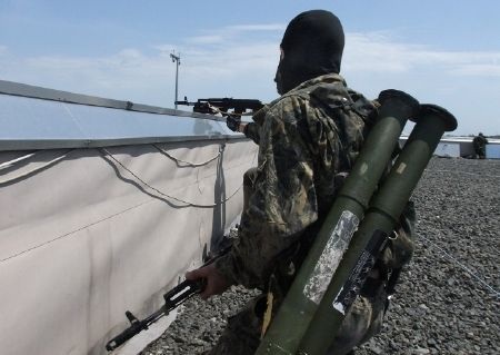 Giao tranh dữ dội tại sân bay Đông Ukraine bị quân ly khai chiếm đóng - 1 Lực lượng tự vệ Donetsk tới sân bay mang theo nhiều vũ khí hạng nặng