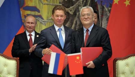 Nga - Trung ký thỏa thuận khí đốt 400 tỷ USD - 1 Tổng thống Nga Putin (trái) chứng kiến lễ ký thỏa thuận khí đốt với Trung Quốc