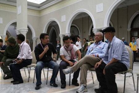 Ông Suthep (thứ hai từ phải sang) đang bị chính phủ đề nghị bắt giữ