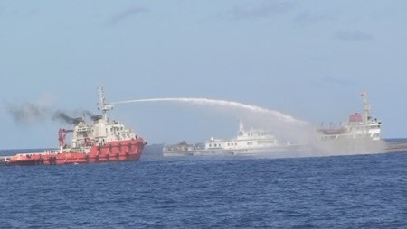 Báo Mỹ: "Việt Nam đã và sẽ không lùi bước trước Trung Quốc" - 1 Tàu Trung Quốc dùng vòi rồng tấn công tàu Việt Nam trên Biển Đông