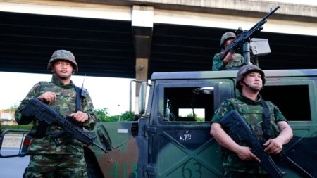 Quân đội Thái bao vây phe “Áo đỏ” - 1 Quân đội Thái Lan đang hiện diện khắp Bangkok