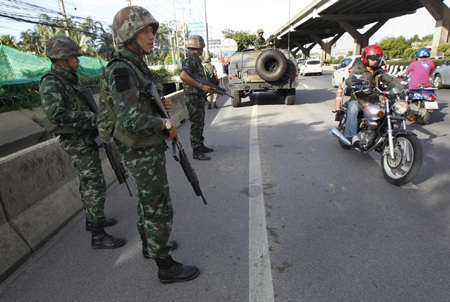 Lệnh giới nghiêm đã được quân đội ban bố từ 22 giờ hôm trước đến 5 giờ sáng hôm sau