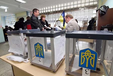 Giá vàng thế giới dõi theo kết quả bầu cử Ukraine - 1 Bầu cử tại Ukraine sẽ có ảnh hưởng không nhỏ tới giá vàng thế giới