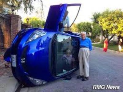 Cụ Neufeld tạo dáng chụp ảnh khi vợ vẫn mắc kẹt trong xe