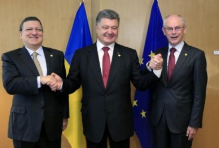 Ukraine: EU ra “tối hậu thư” 3 ngày với Nga - 1 Tổng thống Ukraine Poroshenko(giữa) trong lễ ký thỏa thuận hợp tác với EU