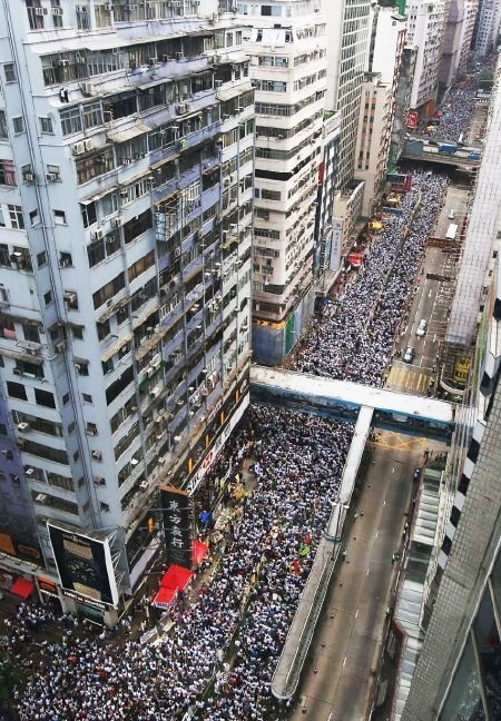 Hồng Kông: “Biển” người phản đối Trung Quốc chiếm phố trung tâm - 3 Một người biểu tình quỳ trong lồng, phản đối sách trắng của Trung Quốc